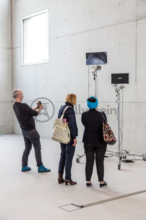 Seit 2006 versammeln die Veranstalter der contemporary art ruhr (C.A.R.) zweimal im Jahr Galerien und Künstler der aktuellen Kunstszene auf dem Welterbe Zollverein. Seit 2013 ist das preisgekrönte SANAA-Gebäude Veranstaltungsort der Medienkunstmesse im Frühsommer. Die Herbstausgabe der C.A.R., die innovative Kunstmesse, findet jeweils im Oktober in verschiedenen Hallen auf dem Welterbe-Gelände statt.

Gebaut 2006 nach dem Entwurf des japanischen Architekturbüros SANAA (Sejima and Nishizawa and Associates) der Architekten Kazuyo Sejima und Ryue Nishizawa, besteht der 34 Meter hohe und jeweils 35 Meter lange Kubus aus fünf Etagen inklusive eines Dachgartens. 132 wie zufällig angeordnete Fensteröffnungen bewirken eine besondere Lichtatmosphäre im Gebäudeinneren des SANAA-Gebäudes und sorgen für faszinierende Blicke nach draußen. 2010 erhielten die beiden Architekten den Pritzker-Preis, die weltweit höchste Auszeichnung für Architekten. Seit Anfang 2010 wird das SANAA-Gebäude für Lehrveranstaltungen der Folkwang Universität der Künste sowie für externe Veranstaltungen genutzt.
