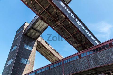 Die diagonal und waagerecht zwischen den Gebäuden verlaufenden Bandbrücken sind fester Bestandteil der Gebäudeensembles von Zeche und Kokerei Zollverein. In ihrem Inneren befinden sich Bänder, auf denen die Rohkohle bzw. Kokskohle oder Koks zu den einzelnen Verarbeitungsstationen transportiert wurden. 

Der Wagenumlauf [A18] befindet sich zwischen der Wipperhalle und der Rückseite des Doppelbock-Fördergerüstes [A1]. In dem langgestreckten Gebäude wurden die Förderwagen, nachdem sie entleert wurden, wieder zurück zum Schacht geführt. Heute ist der Wagenumlauf Teil des Denkmalpfads ZOLLVEREIN®. Das größte Übertagegebäude auf Zollverein, die Kohlenwäsche [A14], war zu Betriebszeiten eine Riesenmaschine: Täglich wurden dort 23.000 Tonnen Rohkohle sortiert und klassiert. Von 2003 bis 2006 wurde die Kohlenwäsche vom Office for Metropolitan Architecture (OMA) unter Leitung von Rem Koolhaas und dem Essener Büro Böll & Krabel umfassend saniert und für die spätere Nutzung vorbereitet. 

Eine 58 Meter lange Rolltreppe bringt die Besucher heute direkt in das RUHR.VISITORCENTER Essen auf der 24-Meter-Ebene. 2010 eröffnete das Ruhr Museum in der Kohlenwäsche, das in drei Etagen eine Dauerausstellung zu den Kategorien Gegenwart – Gedächtnis – Geschichte präsentiert. Die oberen Etagen gehören mit den authentisch erhaltenen Übertageanlagen zum Denkmalpfad ZOLLVEREIN®. Auf dem Dach der Kohlenwäsche sind zwei Aussichtsplattformen installiert, die einen Rundblick auf das Gelände und die Region bieten. Das Portal der Industriekultur informiert über industriekulturelle Angebote im Ruhrgebiet und in Nordrhein-Westfalen.

Areal A [Schacht XII]