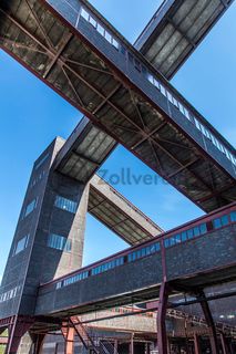 Die diagonal und waagerecht zwischen den Gebäuden verlaufenden Bandbrücken sind fester Bestandteil der Gebäudeensembles von Zeche und Kokerei Zollverein. In ihrem Inneren befinden sich Bänder, auf denen die Rohkohle bzw. Kokskohle oder Koks zu den einzelnen Verarbeitungsstationen transportiert wurden. 

Der Wagenumlauf [A18] befindet sich zwischen der Wipperhalle und der Rückseite des Doppelbock-Fördergerüstes [A1]. In dem langgestreckten Gebäude wurden die Förderwagen, nachdem sie entleert wurden, wieder zurück zum Schacht geführt. Heute ist der Wagenumlauf Teil des Denkmalpfads ZOLLVEREIN®. Das größte Übertagegebäude auf Zollverein, die Kohlenwäsche [A14], war zu Betriebszeiten eine Riesenmaschine: Täglich wurden dort 23.000 Tonnen Rohkohle sortiert und klassiert. Von 2003 bis 2006 wurde die Kohlenwäsche vom Office for Metropolitan Architecture (OMA) unter Leitung von Rem Koolhaas und dem Essener Büro Böll & Krabel umfassend saniert und für die spätere Nutzung vorbereitet. 

Eine 58 Meter lange Rolltreppe bringt die Besucher heute direkt in das RUHR.VISITORCENTER Essen auf der 24-Meter-Ebene. 2010 eröffnete das Ruhr Museum in der Kohlenwäsche, das in drei Etagen eine Dauerausstellung zu den Kategorien Gegenwart – Gedächtnis – Geschichte präsentiert. Die oberen Etagen gehören mit den authentisch erhaltenen Übertageanlagen zum Denkmalpfad ZOLLVEREIN®. Auf dem Dach der Kohlenwäsche sind zwei Aussichtsplattformen installiert, die einen Rundblick auf das Gelände und die Region bieten. Das Portal der Industriekultur informiert über industriekulturelle Angebote im Ruhrgebiet und in Nordrhein-Westfalen.

Areal A [Schacht XII]