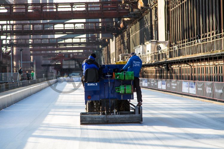 Das große Wasserbecken am ehemaligen Druckmaschinengleis auf der Kokerei Zollverein verwandelt sich im Winter in die 150 Meter lange Zollverein Eisbahn, die zum Freizeitvergnügen in faszinierender Atmosphäre einlädt. Allabendlich wird die Fläche mit der Installation „Monochromatic Red and Blue“ (1999) von Jonathan Speirs und Mark Major zu einem beeindruckenden Lichtkunstwerk.

Seit Dezember 2014 ist die Eisbahn um eine separate Fläche zum Eisstockschießen ergänzt.