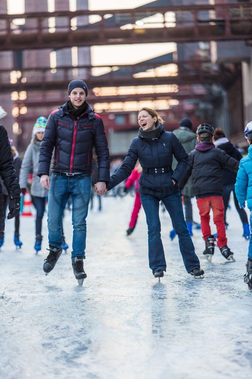 Das große Wasserbecken am ehemaligen Druckmaschinengleis [C74] auf der Kokerei Zollverein verwandelt sich im Winter in die 150 Meter lange ZOLLVEREIN® Eisbahn, die zum Freizeitvergnügen in faszinierender Atmosphäre einlädt. Allabendlich wird die Fläche mit der Installation „Monochromatic Red and Blue“ (1999) von Jonathan Speirs und Mark Major zu einem beeindruckenden Lichtkunstwerk.

Seit Dezember 2014 ist die Eisbahn um eine separate Fläche zum Eisstockschießen ergänzt.

Areal C [Kokerei], Druckmaschinengleis [C74], Kokereiallee, 45141 Essen