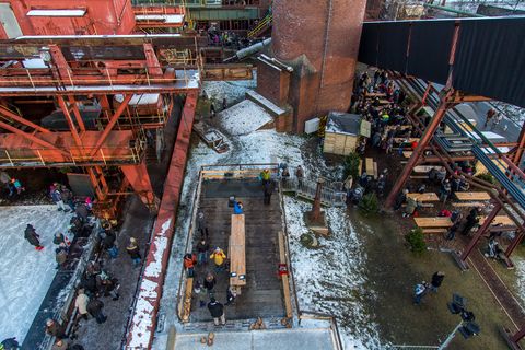 Das große Wasserbecken am ehemaligen Druckmaschinengleis [C74] auf der Kokerei Zollverein verwandelt sich im Winter in die 150 Meter lange ZOLLVEREIN® Eisbahn, die zum Freizeitvergnügen in faszinierender Atmosphäre einlädt. Allabendlich wird die Fläche mit der Installation „Monochromatic Red and Blue“ (1999) von Jonathan Speirs und Mark Major zu einem beeindruckenden Lichtkunstwerk.

Seit Dezember 2014 ist die Eisbahn um eine separate Fläche zum Eisstockschießen ergänzt.

Areal C [Kokerei], Druckmaschinengleis [C74], Kokereiallee, 45141 Essen