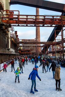 Das große Wasserbecken am ehemaligen Druckmaschinengleis [C74] auf der Kokerei Zollverein verwandelt sich im Winter in die 150 Meter lange ZOLLVEREIN® Eisbahn, die zum Freizeitvergnügen in faszinierender Atmosphäre einlädt. Allabendlich wird die Fläche mit der Installation „Monochromatic Red and Blue“ (1999) von Jonathan Speirs und Mark Major zu einem beeindruckenden Lichtkunstwerk.

Seit Dezember 2014 ist die Eisbahn um eine separate Fläche zum Eisstockschießen ergänzt.

Areal C [Kokerei], Druckmaschinengleis [C74], Kokereiallee, 45141 Essen