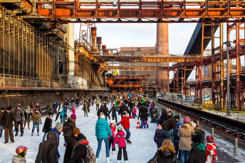 Das große Wasserbecken am ehemaligen Druckmaschinengleis [C74] auf der Kokerei Zollverein verwandelt sich im Winter in die 150 Meter lange ZOLLVEREIN® Eisbahn, die zum Freizeitvergnügen in faszinierender Atmosphäre einlädt. Allabendlich wird die Fläche mit der Installation „Monochromatic Red and Blue“ (1999) von Jonathan Speirs und Mark Major zu einem beeindruckenden Lichtkunstwerk.

Seit Dezember 2014 ist die Eisbahn um eine separate Fläche zum Eisstockschießen ergänzt.

Areal C [Kokerei], Druckmaschinengleis [C74], Kokereiallee, 45141 Essen