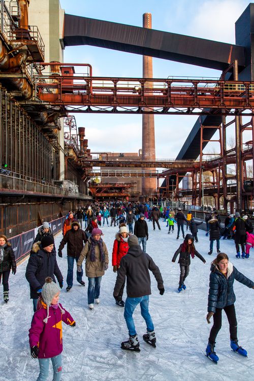 Das große Wasserbecken am ehemaligen Druckmaschinengleis [C74] auf der Kokerei Zollverein verwandelt sich im Winter in die 150 Meter lange ZOLLVEREIN® Eisbahn, die zum Freizeitvergnügen in faszinierender Atmosphäre einlädt. Allabendlich wird die Fläche mit der Installation „Monochromatic Red and Blue“ (1999) von Jonathan Speirs und Mark Major zu einem beeindruckenden Lichtkunstwerk.

Seit Dezember 2014 ist die Eisbahn um eine separate Fläche zum Eisstockschießen ergänzt.

Areal C [Kokerei], Druckmaschinengleis [C74], Kokereiallee, 45141 Essen