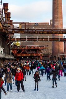 Das große Wasserbecken am ehemaligen Druckmaschinengleis [C74] auf der Kokerei Zollverein verwandelt sich im Winter in die 150 Meter lange ZOLLVEREIN® Eisbahn, die zum Freizeitvergnügen in faszinierender Atmosphäre einlädt. Allabendlich wird die Fläche mit der Installation „Monochromatic Red and Blue“ (1999) von Jonathan Speirs und Mark Major zu einem beeindruckenden Lichtkunstwerk.

Seit Dezember 2014 ist die Eisbahn um eine separate Fläche zum Eisstockschießen ergänzt.

Areal C [Kokerei], Druckmaschinengleis [C74], Kokereiallee, 45141 Essen