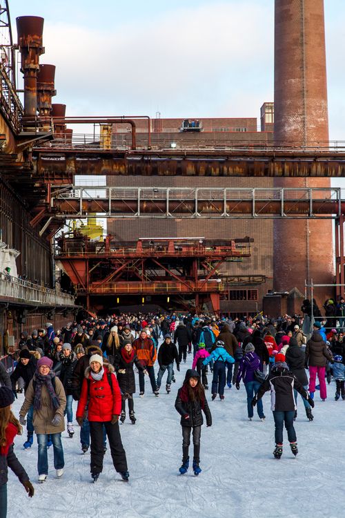 Das große Wasserbecken am ehemaligen Druckmaschinengleis auf der Kokerei Zollverein verwandelt sich im Winter in die 150 Meter lange Zollverein Eisbahn, die zum Freizeitvergnügen in faszinierender Atmosphäre einlädt. Allabendlich wird die Fläche mit der Installation „Monochromatic Red and Blue“ (1999) von Jonathan Speirs und Mark Major zu einem beeindruckenden Lichtkunstwerk.

Seit Dezember 2014 ist die Eisbahn um eine separate Fläche zum Eisstockschießen ergänzt.