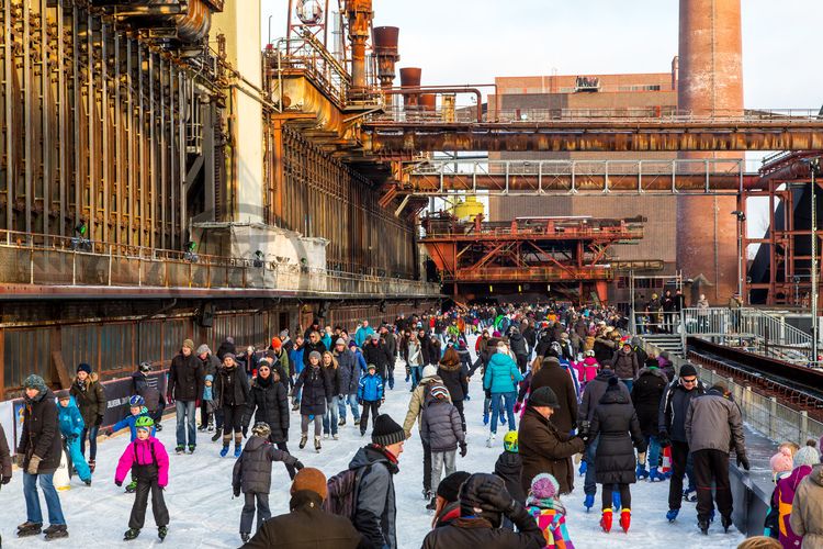 Das große Wasserbecken am ehemaligen Druckmaschinengleis [C74] auf der Kokerei Zollverein verwandelt sich im Winter in die 150 Meter lange ZOLLVEREIN® Eisbahn, die zum Freizeitvergnügen in faszinierender Atmosphäre einlädt. Allabendlich wird die Fläche mit der Installation „Monochromatic Red and Blue“ (1999) von Jonathan Speirs und Mark Major zu einem beeindruckenden Lichtkunstwerk.

Seit Dezember 2014 ist die Eisbahn um eine separate Fläche zum Eisstockschießen ergänzt.

Areal C [Kokerei], Druckmaschinengleis [C74], Kokereiallee, 45141 Essen