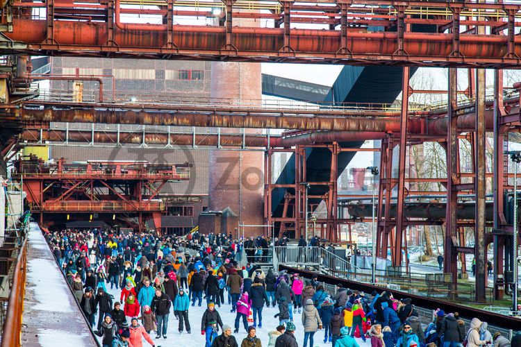 Das große Wasserbecken am ehemaligen Druckmaschinengleis auf der Kokerei Zollverein verwandelt sich im Winter in die 150 Meter lange Zollverein Eisbahn, die zum Freizeitvergnügen in faszinierender Atmosphäre einlädt. Allabendlich wird die Fläche mit der Installation „Monochromatic Red and Blue“ (1999) von Jonathan Speirs und Mark Major zu einem beeindruckenden Lichtkunstwerk.

Seit Dezember 2014 ist die Eisbahn um eine separate Fläche zum Eisstockschießen ergänzt.