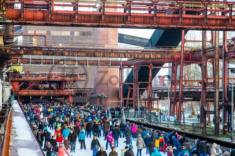 Das große Wasserbecken am ehemaligen Druckmaschinengleis [C74] auf der Kokerei Zollverein verwandelt sich im Winter in die 150 Meter lange ZOLLVEREIN® Eisbahn, die zum Freizeitvergnügen in faszinierender Atmosphäre einlädt. Allabendlich wird die Fläche mit der Installation „Monochromatic Red and Blue“ (1999) von Jonathan Speirs und Mark Major zu einem beeindruckenden Lichtkunstwerk.

Seit Dezember 2014 ist die Eisbahn um eine separate Fläche zum Eisstockschießen ergänzt.

Areal C [Kokerei], Druckmaschinengleis [C74], Kokereiallee, 45141 Essen