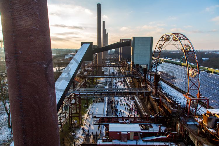 Das große Wasserbecken am ehemaligen Druckmaschinengleis [C74] auf der Kokerei Zollverein verwandelt sich im Winter in die 150 Meter lange ZOLLVEREIN® Eisbahn, die zum Freizeitvergnügen in faszinierender Atmosphäre einlädt. Allabendlich wird die Fläche mit der Installation „Monochromatic Red and Blue“ (1999) von Jonathan Speirs und Mark Major zu einem beeindruckenden Lichtkunstwerk.

Seit Dezember 2014 ist die Eisbahn um eine separate Fläche zum Eisstockschießen ergänzt.

Areal C [Kokerei], Druckmaschinengleis [C74], Kokereiallee, 45141 Essen