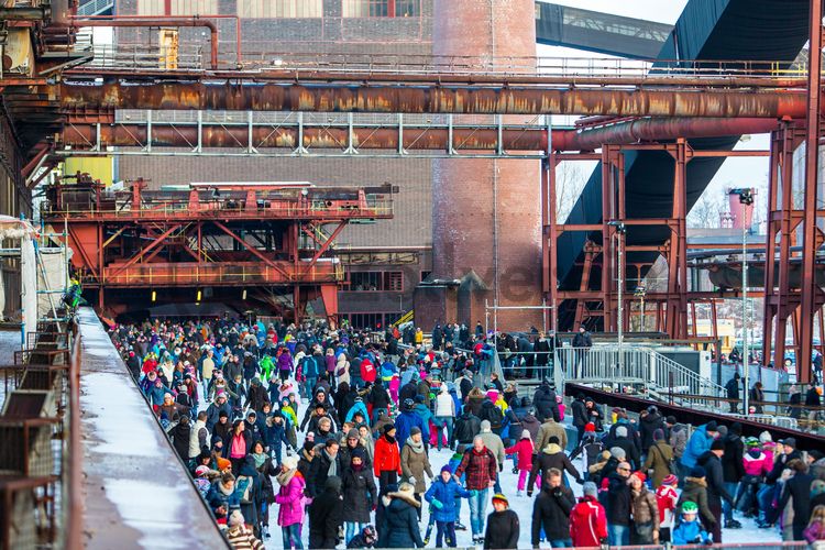 Das große Wasserbecken am ehemaligen Druckmaschinengleis [C74] auf der Kokerei Zollverein verwandelt sich im Winter in die 150 Meter lange ZOLLVEREIN® Eisbahn, die zum Freizeitvergnügen in faszinierender Atmosphäre einlädt. Allabendlich wird die Fläche mit der Installation „Monochromatic Red and Blue“ (1999) von Jonathan Speirs und Mark Major zu einem beeindruckenden Lichtkunstwerk.

Seit Dezember 2014 ist die Eisbahn um eine separate Fläche zum Eisstockschießen ergänzt.

Areal C [Kokerei], Druckmaschinengleis [C74], Kokereiallee, 45141 Essen