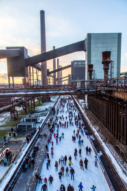 Das große Wasserbecken am ehemaligen Druckmaschinengleis [C74] auf der Kokerei Zollverein verwandelt sich im Winter in die 150 Meter lange ZOLLVEREIN® Eisbahn, die zum Freizeitvergnügen in faszinierender Atmosphäre einlädt. Allabendlich wird die Fläche mit der Installation „Monochromatic Red and Blue“ (1999) von Jonathan Speirs und Mark Major zu einem beeindruckenden Lichtkunstwerk.

Seit Dezember 2014 ist die Eisbahn um eine separate Fläche zum Eisstockschießen ergänzt.

Areal C [Kokerei], Druckmaschinengleis [C74], Kokereiallee, 45141 Essen