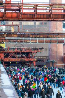 Das große Wasserbecken am ehemaligen Druckmaschinengleis [C74] auf der Kokerei Zollverein verwandelt sich im Winter in die 150 Meter lange ZOLLVEREIN® Eisbahn, die zum Freizeitvergnügen in faszinierender Atmosphäre einlädt. Allabendlich wird die Fläche mit der Installation „Monochromatic Red and Blue“ (1999) von Jonathan Speirs und Mark Major zu einem beeindruckenden Lichtkunstwerk.

Seit Dezember 2014 ist die Eisbahn um eine separate Fläche zum Eisstockschießen ergänzt.

Areal C [Kokerei], Druckmaschinengleis [C74], Kokereiallee, 45141 Essen