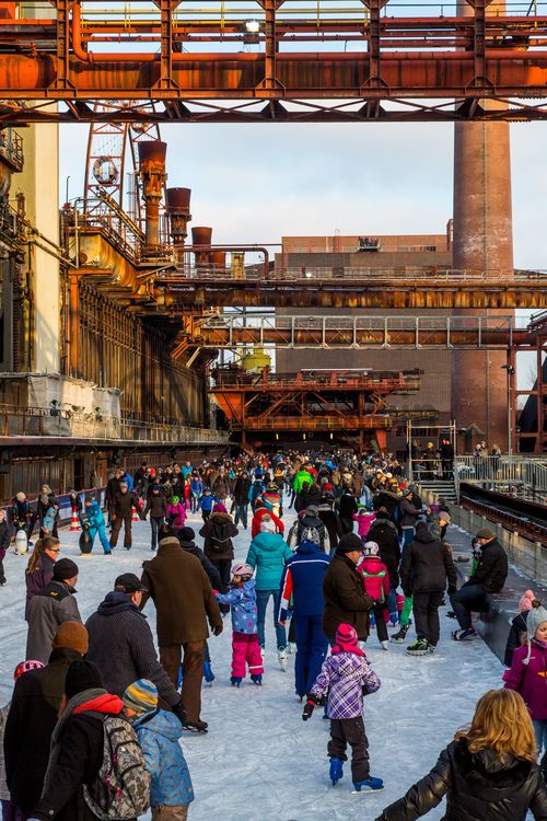 Das große Wasserbecken am ehemaligen Druckmaschinengleis [C74] auf der Kokerei Zollverein verwandelt sich im Winter in die 150 Meter lange ZOLLVEREIN® Eisbahn, die zum Freizeitvergnügen in faszinierender Atmosphäre einlädt. Allabendlich wird die Fläche mit der Installation „Monochromatic Red and Blue“ (1999) von Jonathan Speirs und Mark Major zu einem beeindruckenden Lichtkunstwerk.

Seit Dezember 2014 ist die Eisbahn um eine separate Fläche zum Eisstockschießen ergänzt.

Areal C [Kokerei], Druckmaschinengleis [C74], Kokereiallee, 45141 Essen