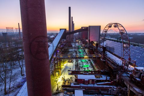 Das große Wasserbecken am ehemaligen Druckmaschinengleis [C74] auf der Kokerei Zollverein verwandelt sich im Winter in die 150 Meter lange ZOLLVEREIN® Eisbahn, die zum Freizeitvergnügen in faszinierender Atmosphäre einlädt. Allabendlich wird die Fläche mit der Installation „Monochromatic Red and Blue“ (1999) von Jonathan Speirs und Mark Major zu einem beeindruckenden Lichtkunstwerk.

Seit Dezember 2014 ist die Eisbahn um eine separate Fläche zum Eisstockschießen ergänzt.

Areal C [Kokerei], Druckmaschinengleis [C74], Kokereiallee, 45141 Essen