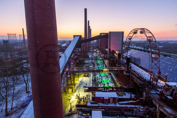 Das große Wasserbecken am ehemaligen Druckmaschinengleis [C74] auf der Kokerei Zollverein verwandelt sich im Winter in die 150 Meter lange ZOLLVEREIN® Eisbahn, die zum Freizeitvergnügen in faszinierender Atmosphäre einlädt. Allabendlich wird die Fläche mit der Installation „Monochromatic Red and Blue“ (1999) von Jonathan Speirs und Mark Major zu einem beeindruckenden Lichtkunstwerk.

Seit Dezember 2014 ist die Eisbahn um eine separate Fläche zum Eisstockschießen ergänzt.

Areal C [Kokerei], Druckmaschinengleis [C74], Kokereiallee, 45141 Essen