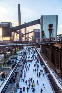 Das große Wasserbecken am ehemaligen Druckmaschinengleis [C74] auf der Kokerei Zollverein verwandelt sich im Winter in die 150 Meter lange ZOLLVEREIN® Eisbahn, die zum Freizeitvergnügen in faszinierender Atmosphäre einlädt. Allabendlich wird die Fläche mit der Installation „Monochromatic Red and Blue“ (1999) von Jonathan Speirs und Mark Major zu einem beeindruckenden Lichtkunstwerk.

Seit Dezember 2014 ist die Eisbahn um eine separate Fläche zum Eisstockschießen ergänzt.

Areal C [Kokerei], Druckmaschinengleis [C74], Kokereiallee, 45141 Essen