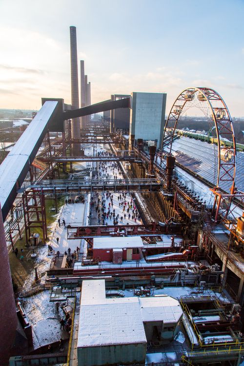 Das große Wasserbecken am ehemaligen Druckmaschinengleis [C74] auf der Kokerei Zollverein verwandelt sich im Winter in die 150 Meter lange ZOLLVEREIN® Eisbahn, die zum Freizeitvergnügen in faszinierender Atmosphäre einlädt. Allabendlich wird die Fläche mit der Installation „Monochromatic Red and Blue“ (1999) von Jonathan Speirs und Mark Major zu einem beeindruckenden Lichtkunstwerk.

Seit Dezember 2014 ist die Eisbahn um eine separate Fläche zum Eisstockschießen ergänzt.

Areal C [Kokerei], Druckmaschinengleis [C74], Kokereiallee, 45141 Essen