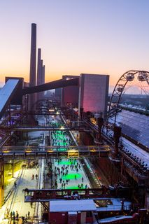 Das große Wasserbecken am ehemaligen Druckmaschinengleis [C74] auf der Kokerei Zollverein verwandelt sich im Winter in die 150 Meter lange ZOLLVEREIN® Eisbahn, die zum Freizeitvergnügen in faszinierender Atmosphäre einlädt. Allabendlich wird die Fläche mit der Installation „Monochromatic Red and Blue“ (1999) von Jonathan Speirs und Mark Major zu einem beeindruckenden Lichtkunstwerk.

Seit Dezember 2014 ist die Eisbahn um eine separate Fläche zum Eisstockschießen ergänzt.

Areal C [Kokerei], Druckmaschinengleis [C74], Kokereiallee, 45141 Essen