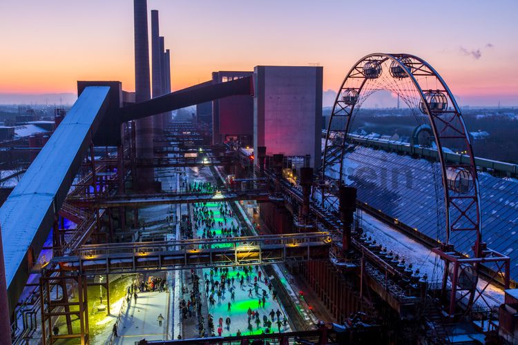 Das große Wasserbecken am ehemaligen Druckmaschinengleis [C74] auf der Kokerei Zollverein verwandelt sich im Winter in die 150 Meter lange ZOLLVEREIN® Eisbahn, die zum Freizeitvergnügen in faszinierender Atmosphäre einlädt. Allabendlich wird die Fläche mit der Installation „Monochromatic Red and Blue“ (1999) von Jonathan Speirs und Mark Major zu einem beeindruckenden Lichtkunstwerk.

Seit Dezember 2014 ist die Eisbahn um eine separate Fläche zum Eisstockschießen ergänzt.

Areal C [Kokerei], Druckmaschinengleis [C74], Kokereiallee, 45141 Essen