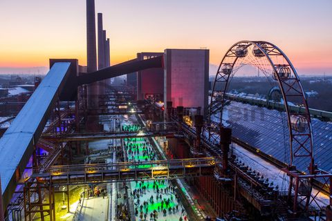 Das große Wasserbecken am ehemaligen Druckmaschinengleis [C74] auf der Kokerei Zollverein verwandelt sich im Winter in die 150 Meter lange ZOLLVEREIN® Eisbahn, die zum Freizeitvergnügen in faszinierender Atmosphäre einlädt. Allabendlich wird die Fläche mit der Installation „Monochromatic Red and Blue“ (1999) von Jonathan Speirs und Mark Major zu einem beeindruckenden Lichtkunstwerk.

Seit Dezember 2014 ist die Eisbahn um eine separate Fläche zum Eisstockschießen ergänzt.

Areal C [Kokerei], Druckmaschinengleis [C74], Kokereiallee, 45141 Essen