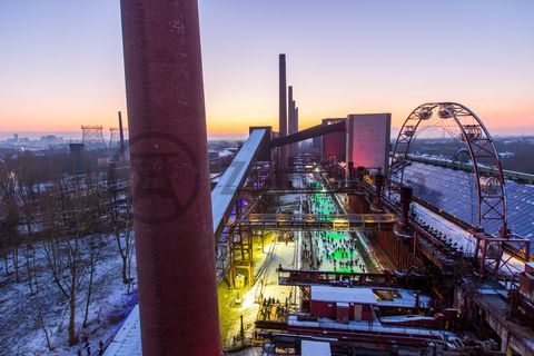 Das große Wasserbecken am ehemaligen Druckmaschinengleis [C74] auf der Kokerei Zollverein verwandelt sich im Winter in die 150 Meter lange ZOLLVEREIN® Eisbahn, die zum Freizeitvergnügen in faszinierender Atmosphäre einlädt. Allabendlich wird die Fläche mit der Installation „Monochromatic Red and Blue“ (1999) von Jonathan Speirs und Mark Major zu einem beeindruckenden Lichtkunstwerk.

Seit Dezember 2014 ist die Eisbahn um eine separate Fläche zum Eisstockschießen ergänzt.

Areal C [Kokerei], Druckmaschinengleis [C74], Kokereiallee, 45141 Essen