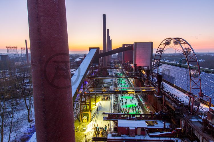 Das große Wasserbecken am ehemaligen Druckmaschinengleis [C74] auf der Kokerei Zollverein verwandelt sich im Winter in die 150 Meter lange ZOLLVEREIN® Eisbahn, die zum Freizeitvergnügen in faszinierender Atmosphäre einlädt. Allabendlich wird die Fläche mit der Installation „Monochromatic Red and Blue“ (1999) von Jonathan Speirs und Mark Major zu einem beeindruckenden Lichtkunstwerk.

Seit Dezember 2014 ist die Eisbahn um eine separate Fläche zum Eisstockschießen ergänzt.

Areal C [Kokerei], Druckmaschinengleis [C74], Kokereiallee, 45141 Essen