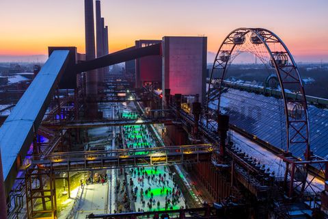 Das große Wasserbecken am ehemaligen Druckmaschinengleis [C74] auf der Kokerei Zollverein verwandelt sich im Winter in die 150 Meter lange ZOLLVEREIN® Eisbahn, die zum Freizeitvergnügen in faszinierender Atmosphäre einlädt. Allabendlich wird die Fläche mit der Installation „Monochromatic Red and Blue“ (1999) von Jonathan Speirs und Mark Major zu einem beeindruckenden Lichtkunstwerk.

Seit Dezember 2014 ist die Eisbahn um eine separate Fläche zum Eisstockschießen ergänzt.

Areal C [Kokerei], Druckmaschinengleis [C74], Kokereiallee, 45141 Essen