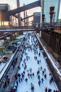 Das große Wasserbecken am ehemaligen Druckmaschinengleis [C74] auf der Kokerei Zollverein verwandelt sich im Winter in die 150 Meter lange ZOLLVEREIN® Eisbahn, die zum Freizeitvergnügen in faszinierender Atmosphäre einlädt. Allabendlich wird die Fläche mit der Installation „Monochromatic Red and Blue“ (1999) von Jonathan Speirs und Mark Major zu einem beeindruckenden Lichtkunstwerk.

Seit Dezember 2014 ist die Eisbahn um eine separate Fläche zum Eisstockschießen ergänzt.

Areal C [Kokerei], Druckmaschinengleis [C74], Kokereiallee, 45141 Essen