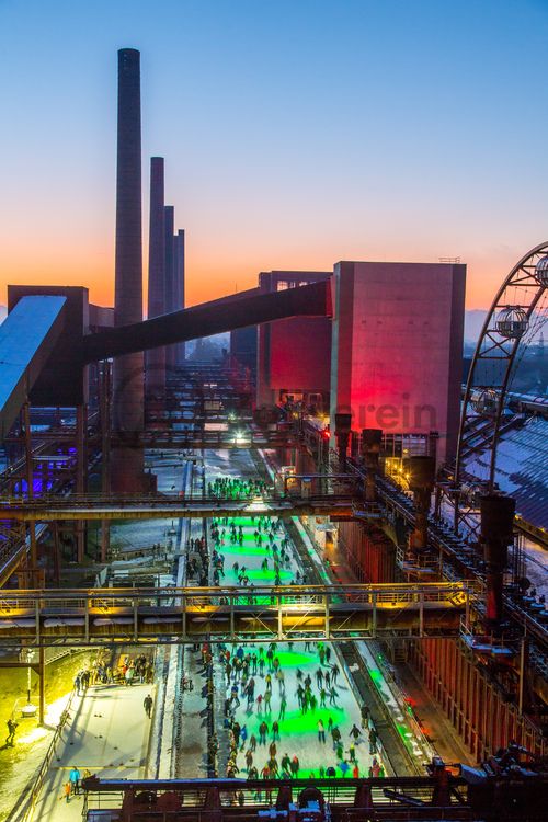 Das große Wasserbecken am ehemaligen Druckmaschinengleis [C74] auf der Kokerei Zollverein verwandelt sich im Winter in die 150 Meter lange ZOLLVEREIN® Eisbahn, die zum Freizeitvergnügen in faszinierender Atmosphäre einlädt. Allabendlich wird die Fläche mit der Installation „Monochromatic Red and Blue“ (1999) von Jonathan Speirs und Mark Major zu einem beeindruckenden Lichtkunstwerk.

Seit Dezember 2014 ist die Eisbahn um eine separate Fläche zum Eisstockschießen ergänzt.

Areal C [Kokerei], Druckmaschinengleis [C74], Kokereiallee, 45141 Essen