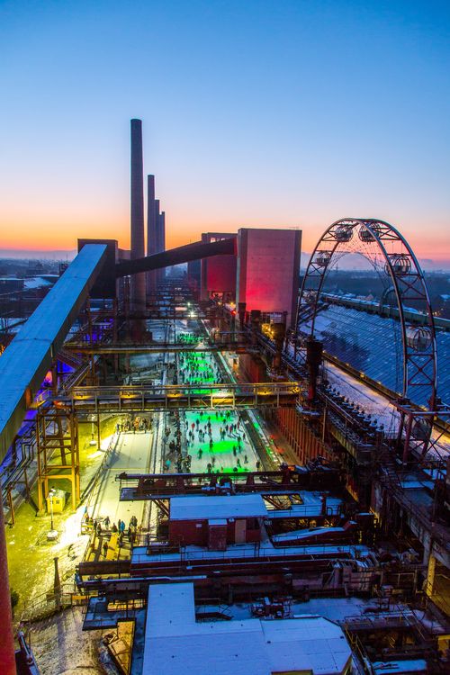 Das große Wasserbecken am ehemaligen Druckmaschinengleis [C74] auf der Kokerei Zollverein verwandelt sich im Winter in die 150 Meter lange ZOLLVEREIN® Eisbahn, die zum Freizeitvergnügen in faszinierender Atmosphäre einlädt. Allabendlich wird die Fläche mit der Installation „Monochromatic Red and Blue“ (1999) von Jonathan Speirs und Mark Major zu einem beeindruckenden Lichtkunstwerk.

Seit Dezember 2014 ist die Eisbahn um eine separate Fläche zum Eisstockschießen ergänzt.

Areal C [Kokerei], Druckmaschinengleis [C74], Kokereiallee, 45141 Essen