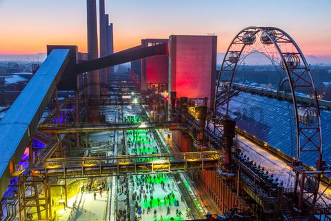 Das große Wasserbecken am ehemaligen Druckmaschinengleis [C74] auf der Kokerei Zollverein verwandelt sich im Winter in die 150 Meter lange ZOLLVEREIN® Eisbahn, die zum Freizeitvergnügen in faszinierender Atmosphäre einlädt. Allabendlich wird die Fläche mit der Installation „Monochromatic Red and Blue“ (1999) von Jonathan Speirs und Mark Major zu einem beeindruckenden Lichtkunstwerk.

Seit Dezember 2014 ist die Eisbahn um eine separate Fläche zum Eisstockschießen ergänzt.

Areal C [Kokerei], Druckmaschinengleis [C74], Kokereiallee, 45141 Essen