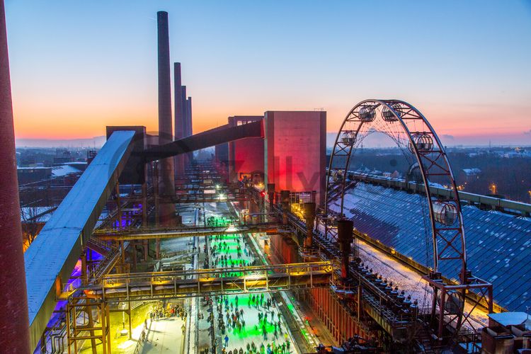 Das große Wasserbecken am ehemaligen Druckmaschinengleis [C74] auf der Kokerei Zollverein verwandelt sich im Winter in die 150 Meter lange ZOLLVEREIN® Eisbahn, die zum Freizeitvergnügen in faszinierender Atmosphäre einlädt. Allabendlich wird die Fläche mit der Installation „Monochromatic Red and Blue“ (1999) von Jonathan Speirs und Mark Major zu einem beeindruckenden Lichtkunstwerk.

Seit Dezember 2014 ist die Eisbahn um eine separate Fläche zum Eisstockschießen ergänzt.

Areal C [Kokerei], Druckmaschinengleis [C74], Kokereiallee, 45141 Essen