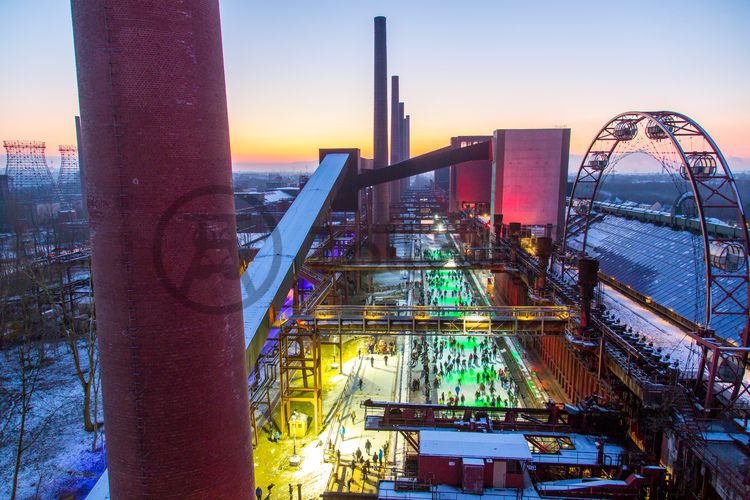 Das große Wasserbecken am ehemaligen Druckmaschinengleis [C74] auf der Kokerei Zollverein verwandelt sich im Winter in die 150 Meter lange ZOLLVEREIN® Eisbahn, die zum Freizeitvergnügen in faszinierender Atmosphäre einlädt. Allabendlich wird die Fläche mit der Installation „Monochromatic Red and Blue“ (1999) von Jonathan Speirs und Mark Major zu einem beeindruckenden Lichtkunstwerk.

Seit Dezember 2014 ist die Eisbahn um eine separate Fläche zum Eisstockschießen ergänzt.

Areal C [Kokerei], Druckmaschinengleis [C74], Kokereiallee, 45141 Essen