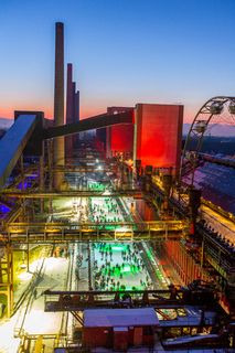 Das große Wasserbecken am ehemaligen Druckmaschinengleis [C74] auf der Kokerei Zollverein verwandelt sich im Winter in die 150 Meter lange ZOLLVEREIN® Eisbahn, die zum Freizeitvergnügen in faszinierender Atmosphäre einlädt. Allabendlich wird die Fläche mit der Installation „Monochromatic Red and Blue“ (1999) von Jonathan Speirs und Mark Major zu einem beeindruckenden Lichtkunstwerk.

Seit Dezember 2014 ist die Eisbahn um eine separate Fläche zum Eisstockschießen ergänzt.

Areal C [Kokerei], Druckmaschinengleis [C74], Kokereiallee, 45141 Essen