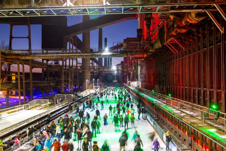 Das große Wasserbecken am ehemaligen Druckmaschinengleis [C74] auf der Kokerei Zollverein verwandelt sich im Winter in die 150 Meter lange ZOLLVEREIN® Eisbahn, die zum Freizeitvergnügen in faszinierender Atmosphäre einlädt. Allabendlich wird die Fläche mit der Installation „Monochromatic Red and Blue“ (1999) von Jonathan Speirs und Mark Major zu einem beeindruckenden Lichtkunstwerk.

Seit Dezember 2014 ist die Eisbahn um eine separate Fläche zum Eisstockschießen ergänzt.

Areal C [Kokerei], Druckmaschinengleis [C74], Kokereiallee, 45141 Essen