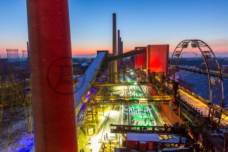 Das große Wasserbecken am ehemaligen Druckmaschinengleis [C74] auf der Kokerei Zollverein verwandelt sich im Winter in die 150 Meter lange ZOLLVEREIN® Eisbahn, die zum Freizeitvergnügen in faszinierender Atmosphäre einlädt. Allabendlich wird die Fläche mit der Installation „Monochromatic Red and Blue“ (1999) von Jonathan Speirs und Mark Major zu einem beeindruckenden Lichtkunstwerk.

Seit Dezember 2014 ist die Eisbahn um eine separate Fläche zum Eisstockschießen ergänzt.

Areal C [Kokerei], Druckmaschinengleis [C74], Kokereiallee, 45141 Essen