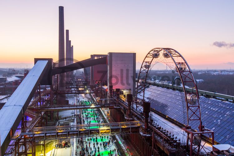 Das große Wasserbecken am ehemaligen Druckmaschinengleis [C74] auf der Kokerei Zollverein verwandelt sich im Winter in die 150 Meter lange ZOLLVEREIN® Eisbahn, die zum Freizeitvergnügen in faszinierender Atmosphäre einlädt. Allabendlich wird die Fläche mit der Installation „Monochromatic Red and Blue“ (1999) von Jonathan Speirs und Mark Major zu einem beeindruckenden Lichtkunstwerk.

Seit Dezember 2014 ist die Eisbahn um eine separate Fläche zum Eisstockschießen ergänzt.

Areal C [Kokerei], Druckmaschinengleis [C74], Kokereiallee, 45141 Essen