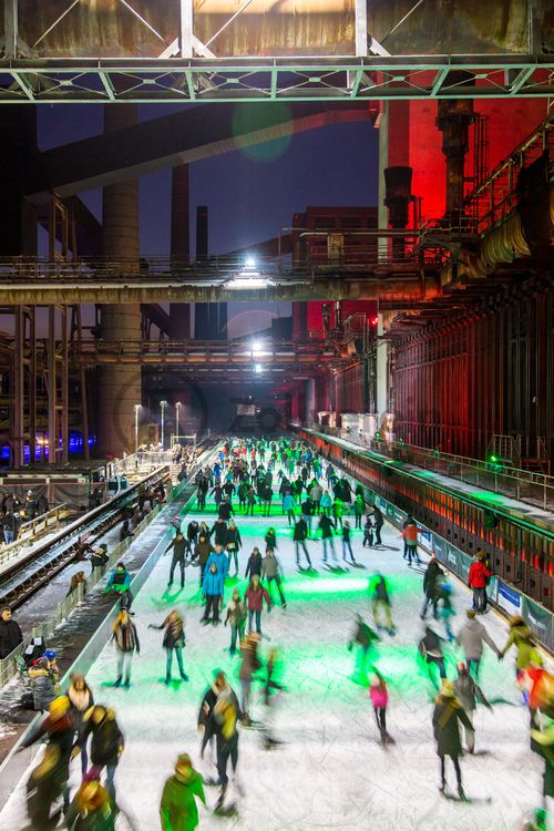 Das große Wasserbecken am ehemaligen Druckmaschinengleis [C74] auf der Kokerei Zollverein verwandelt sich im Winter in die 150 Meter lange ZOLLVEREIN® Eisbahn, die zum Freizeitvergnügen in faszinierender Atmosphäre einlädt. Allabendlich wird die Fläche mit der Installation „Monochromatic Red and Blue“ (1999) von Jonathan Speirs und Mark Major zu einem beeindruckenden Lichtkunstwerk.

Seit Dezember 2014 ist die Eisbahn um eine separate Fläche zum Eisstockschießen ergänzt.

Areal C [Kokerei], Druckmaschinengleis [C74], Kokereiallee, 45141 Essen