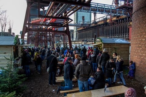 Das große Wasserbecken am ehemaligen Druckmaschinengleis [C74] auf der Kokerei Zollverein verwandelt sich im Winter in die 150 Meter lange ZOLLVEREIN® Eisbahn, die zum Freizeitvergnügen in faszinierender Atmosphäre einlädt. Allabendlich wird die Fläche mit der Installation „Monochromatic Red and Blue“ (1999) von Jonathan Speirs und Mark Major zu einem beeindruckenden Lichtkunstwerk.

Seit Dezember 2014 ist die Eisbahn um eine separate Fläche zum Eisstockschießen ergänzt.

Areal C [Kokerei], Druckmaschinengleis [C74], Kokereiallee, 45141 Essen