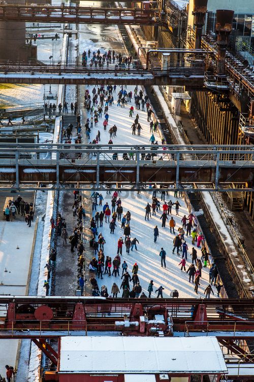 Das große Wasserbecken am ehemaligen Druckmaschinengleis [C74] auf der Kokerei Zollverein verwandelt sich im Winter in die 150 Meter lange ZOLLVEREIN® Eisbahn, die zum Freizeitvergnügen in faszinierender Atmosphäre einlädt. Allabendlich wird die Fläche mit der Installation „Monochromatic Red and Blue“ (1999) von Jonathan Speirs und Mark Major zu einem beeindruckenden Lichtkunstwerk.

Seit Dezember 2014 ist die Eisbahn um eine separate Fläche zum Eisstockschießen ergänzt.

Areal C [Kokerei], Druckmaschinengleis [C74], Kokereiallee, 45141 Essen