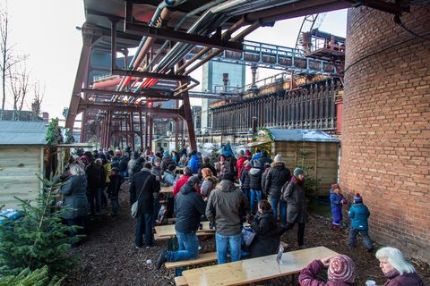 Das große Wasserbecken am ehemaligen Druckmaschinengleis [C74] auf der Kokerei Zollverein verwandelt sich im Winter in die 150 Meter lange ZOLLVEREIN® Eisbahn, die zum Freizeitvergnügen in faszinierender Atmosphäre einlädt. Allabendlich wird die Fläche mit der Installation „Monochromatic Red and Blue“ (1999) von Jonathan Speirs und Mark Major zu einem beeindruckenden Lichtkunstwerk.

Seit Dezember 2014 ist die Eisbahn um eine separate Fläche zum Eisstockschießen ergänzt.

Areal C [Kokerei], Druckmaschinengleis [C74], Kokereiallee, 45141 Essen