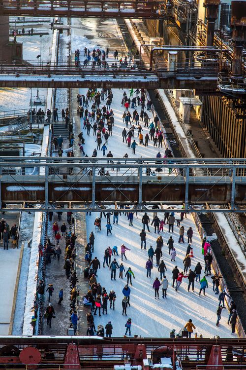 Das große Wasserbecken am ehemaligen Druckmaschinengleis [C74] auf der Kokerei Zollverein verwandelt sich im Winter in die 150 Meter lange ZOLLVEREIN® Eisbahn, die zum Freizeitvergnügen in faszinierender Atmosphäre einlädt. Allabendlich wird die Fläche mit der Installation „Monochromatic Red and Blue“ (1999) von Jonathan Speirs und Mark Major zu einem beeindruckenden Lichtkunstwerk.

Seit Dezember 2014 ist die Eisbahn um eine separate Fläche zum Eisstockschießen ergänzt.

Areal C [Kokerei], Druckmaschinengleis [C74], Kokereiallee, 45141 Essen