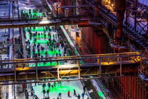 Das große Wasserbecken am ehemaligen Druckmaschinengleis [C74] auf der Kokerei Zollverein verwandelt sich im Winter in die 150 Meter lange ZOLLVEREIN® Eisbahn, die zum Freizeitvergnügen in faszinierender Atmosphäre einlädt. Allabendlich wird die Fläche mit der Installation „Monochromatic Red and Blue“ (1999) von Jonathan Speirs und Mark Major zu einem beeindruckenden Lichtkunstwerk.

Seit Dezember 2014 ist die Eisbahn um eine separate Fläche zum Eisstockschießen ergänzt.

Areal C [Kokerei], Druckmaschinengleis [C74], Kokereiallee, 45141 Essen