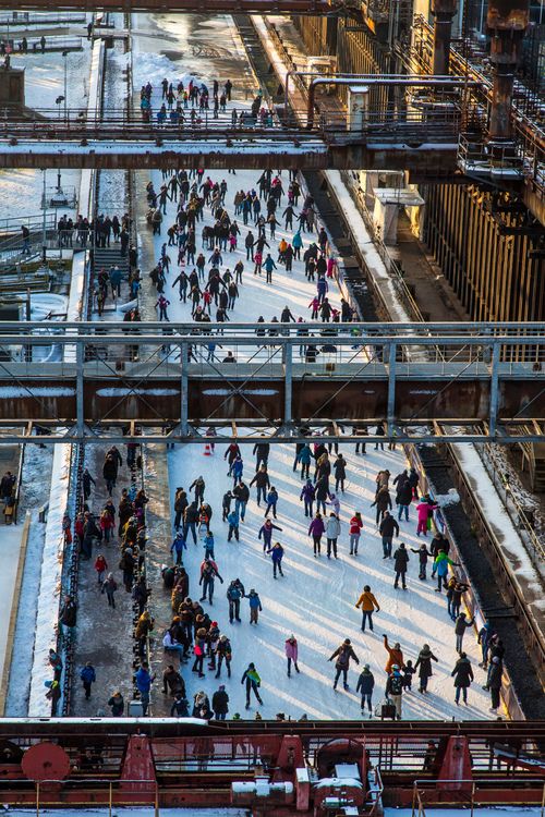 Das große Wasserbecken am ehemaligen Druckmaschinengleis [C74] auf der Kokerei Zollverein verwandelt sich im Winter in die 150 Meter lange ZOLLVEREIN® Eisbahn, die zum Freizeitvergnügen in faszinierender Atmosphäre einlädt. Allabendlich wird die Fläche mit der Installation „Monochromatic Red and Blue“ (1999) von Jonathan Speirs und Mark Major zu einem beeindruckenden Lichtkunstwerk.

Seit Dezember 2014 ist die Eisbahn um eine separate Fläche zum Eisstockschießen ergänzt.

Areal C [Kokerei], Druckmaschinengleis [C74], Kokereiallee, 45141 Essen