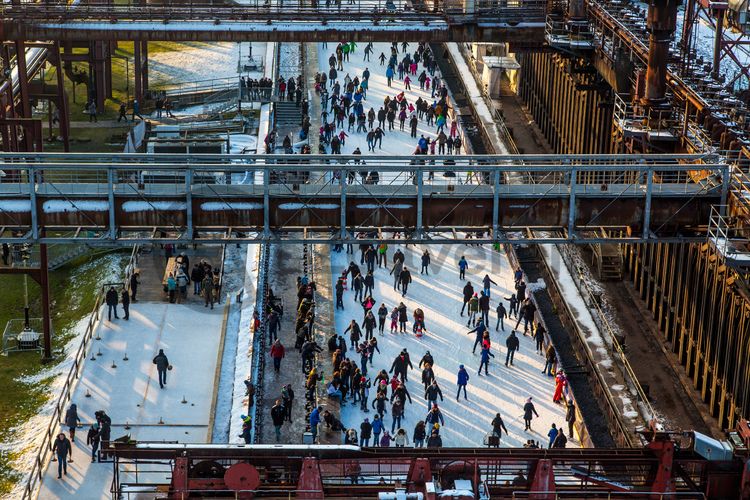 Das große Wasserbecken am ehemaligen Druckmaschinengleis [C74] auf der Kokerei Zollverein verwandelt sich im Winter in die 150 Meter lange ZOLLVEREIN® Eisbahn, die zum Freizeitvergnügen in faszinierender Atmosphäre einlädt. Allabendlich wird die Fläche mit der Installation „Monochromatic Red and Blue“ (1999) von Jonathan Speirs und Mark Major zu einem beeindruckenden Lichtkunstwerk.

Seit Dezember 2014 ist die Eisbahn um eine separate Fläche zum Eisstockschießen ergänzt.

Areal C [Kokerei], Druckmaschinengleis [C74], Kokereiallee, 45141 Essen