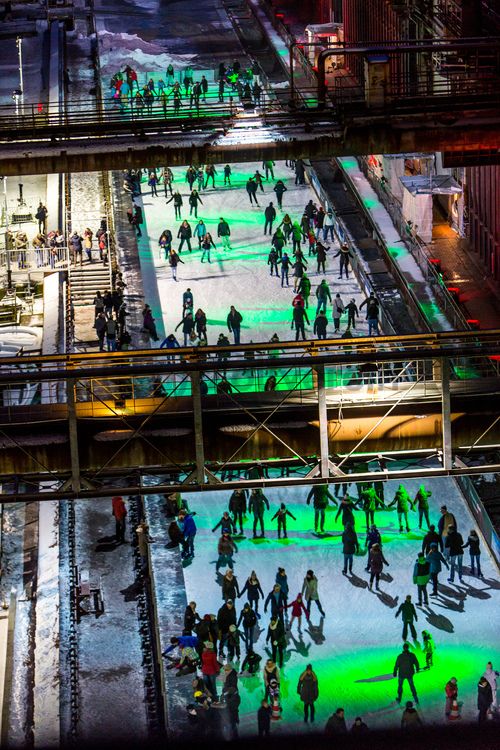 Das große Wasserbecken am ehemaligen Druckmaschinengleis [C74] auf der Kokerei Zollverein verwandelt sich im Winter in die 150 Meter lange ZOLLVEREIN® Eisbahn, die zum Freizeitvergnügen in faszinierender Atmosphäre einlädt. Allabendlich wird die Fläche mit der Installation „Monochromatic Red and Blue“ (1999) von Jonathan Speirs und Mark Major zu einem beeindruckenden Lichtkunstwerk.

Seit Dezember 2014 ist die Eisbahn um eine separate Fläche zum Eisstockschießen ergänzt.

Areal C [Kokerei], Druckmaschinengleis [C74], Kokereiallee, 45141 Essen