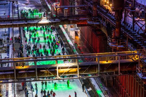 Das große Wasserbecken am ehemaligen Druckmaschinengleis [C74] auf der Kokerei Zollverein verwandelt sich im Winter in die 150 Meter lange ZOLLVEREIN® Eisbahn, die zum Freizeitvergnügen in faszinierender Atmosphäre einlädt. Allabendlich wird die Fläche mit der Installation „Monochromatic Red and Blue“ (1999) von Jonathan Speirs und Mark Major zu einem beeindruckenden Lichtkunstwerk.

Seit Dezember 2014 ist die Eisbahn um eine separate Fläche zum Eisstockschießen ergänzt.

Areal C [Kokerei], Druckmaschinengleis [C74], Kokereiallee, 45141 Essen