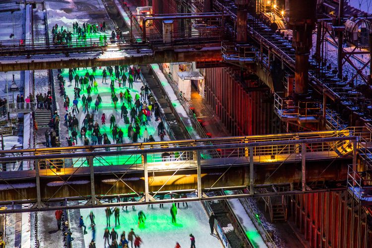 Das große Wasserbecken am ehemaligen Druckmaschinengleis [C74] auf der Kokerei Zollverein verwandelt sich im Winter in die 150 Meter lange ZOLLVEREIN® Eisbahn, die zum Freizeitvergnügen in faszinierender Atmosphäre einlädt. Allabendlich wird die Fläche mit der Installation „Monochromatic Red and Blue“ (1999) von Jonathan Speirs und Mark Major zu einem beeindruckenden Lichtkunstwerk.

Seit Dezember 2014 ist die Eisbahn um eine separate Fläche zum Eisstockschießen ergänzt.

Areal C [Kokerei], Druckmaschinengleis [C74], Kokereiallee, 45141 Essen